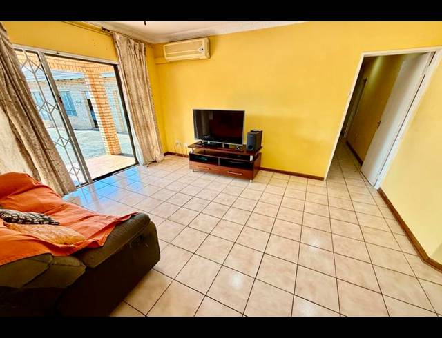 6 BEDROOM HOUSE FOR SALE IN HAYFIELDS